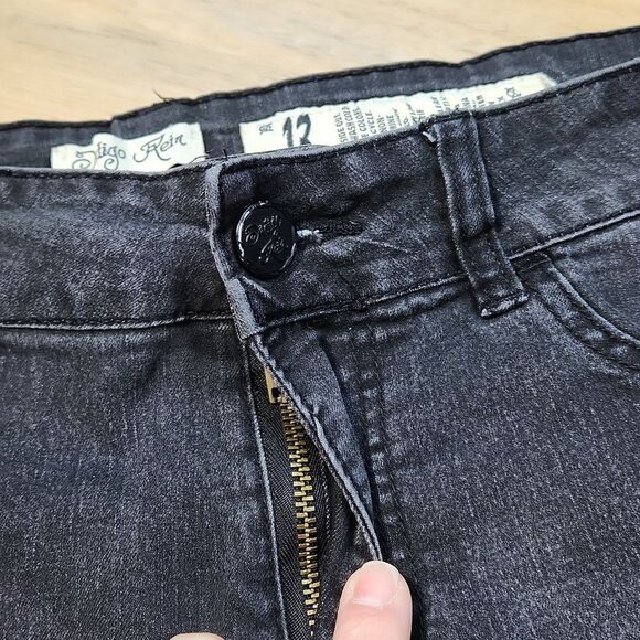 🔺️Indigo Rein Black High Rise Stretchy Raw Hem Shorts Size 13/32 - Picture 5 of 11